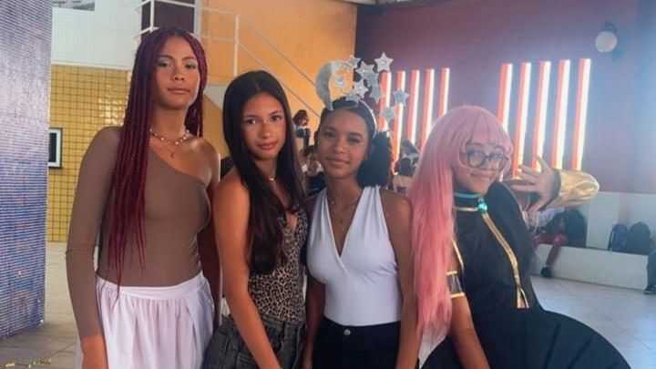 Alunas fantasiadas no Carnaval do Colégio FBE