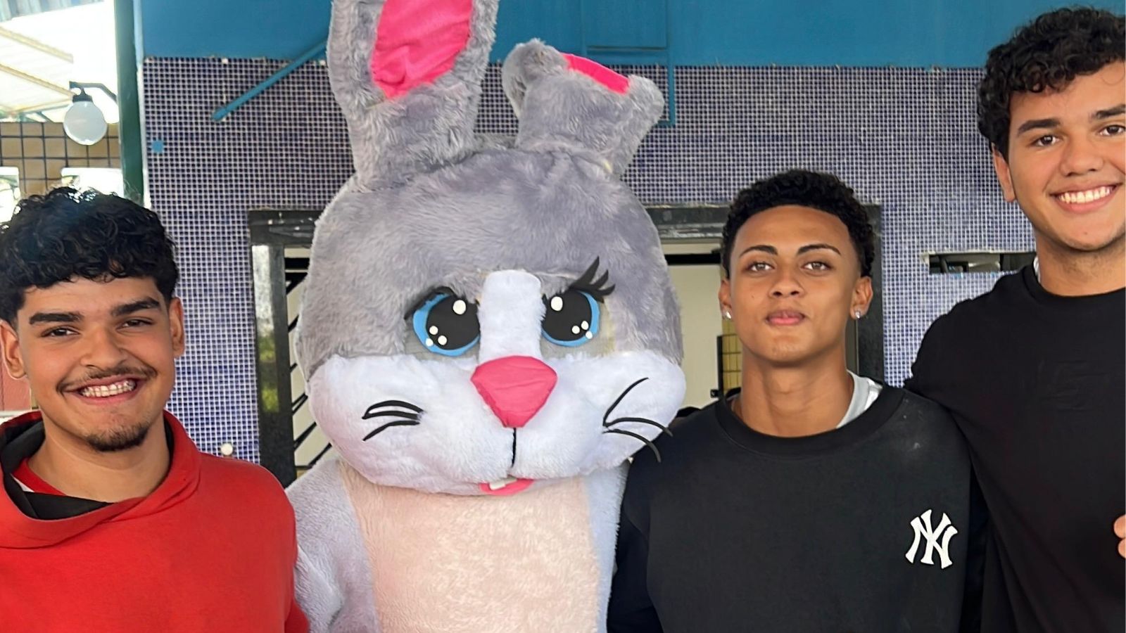 Alunos com a coelhinha da Páscoa no Colégio FBE
