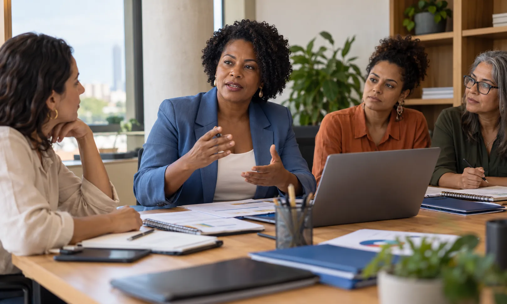 Gestora coordenando uma reunião de planejamento com uma equipe de mulheres.