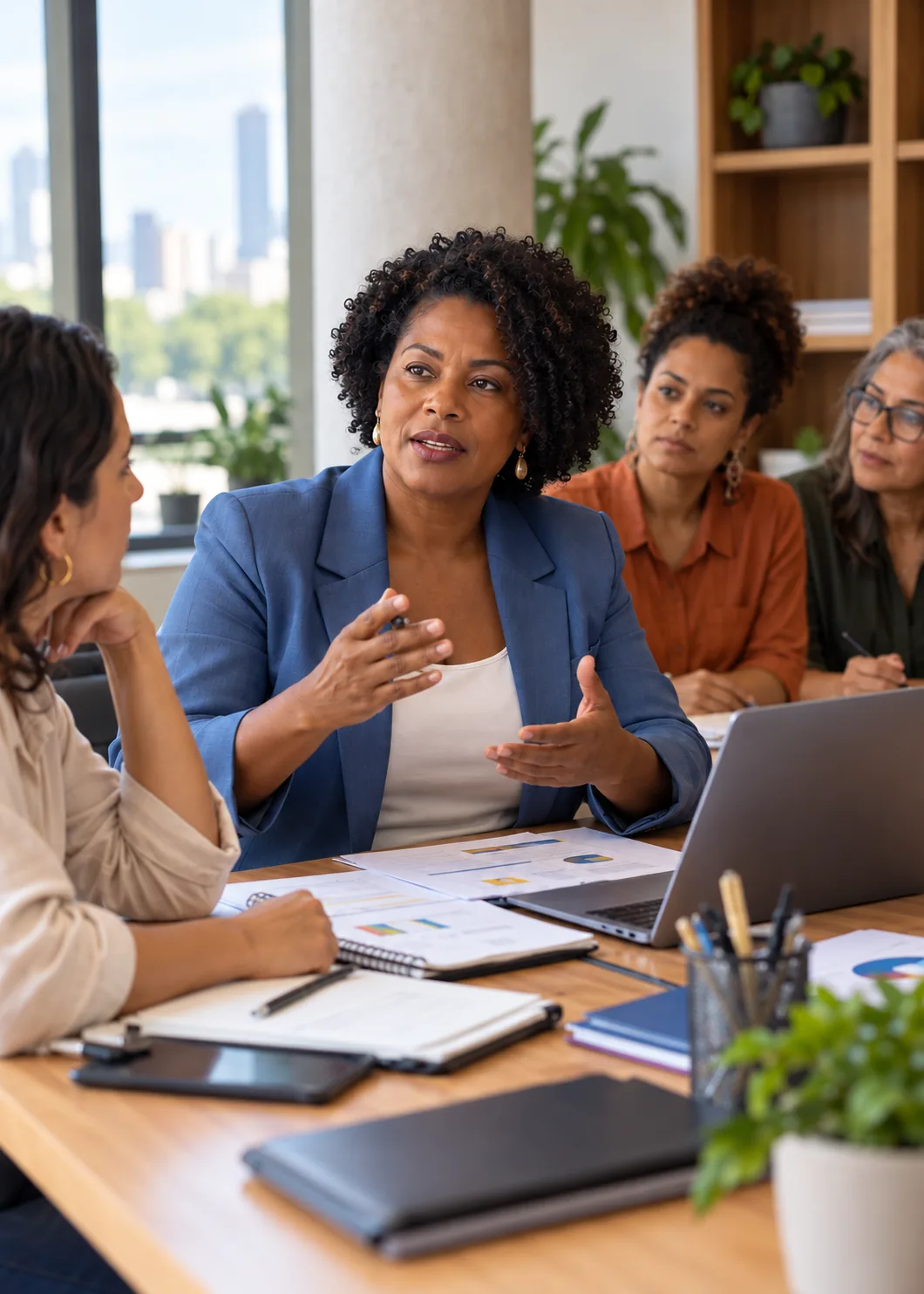 Gestora coordenando uma reunião de planejamento com uma equipe de mulheres.